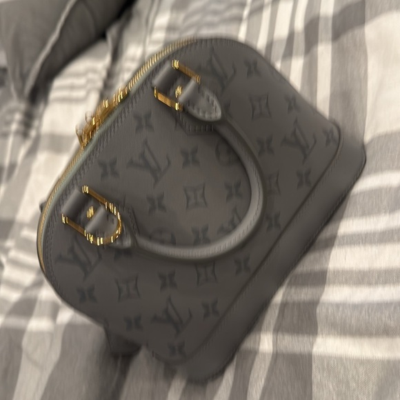 Louis Vuitton - Picture 2 of 3
